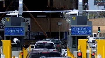 Autos esperan en sus carriles para ingresar a Estados Unidos, en la garita de San Ysidro, California.