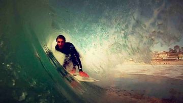 El asambleísta demócrata de Whittier, Ian Calderón se da tiempo para practicar el surfeo en las playas de Los Ángeles y Oregon al menos una vez cada dos semanas.