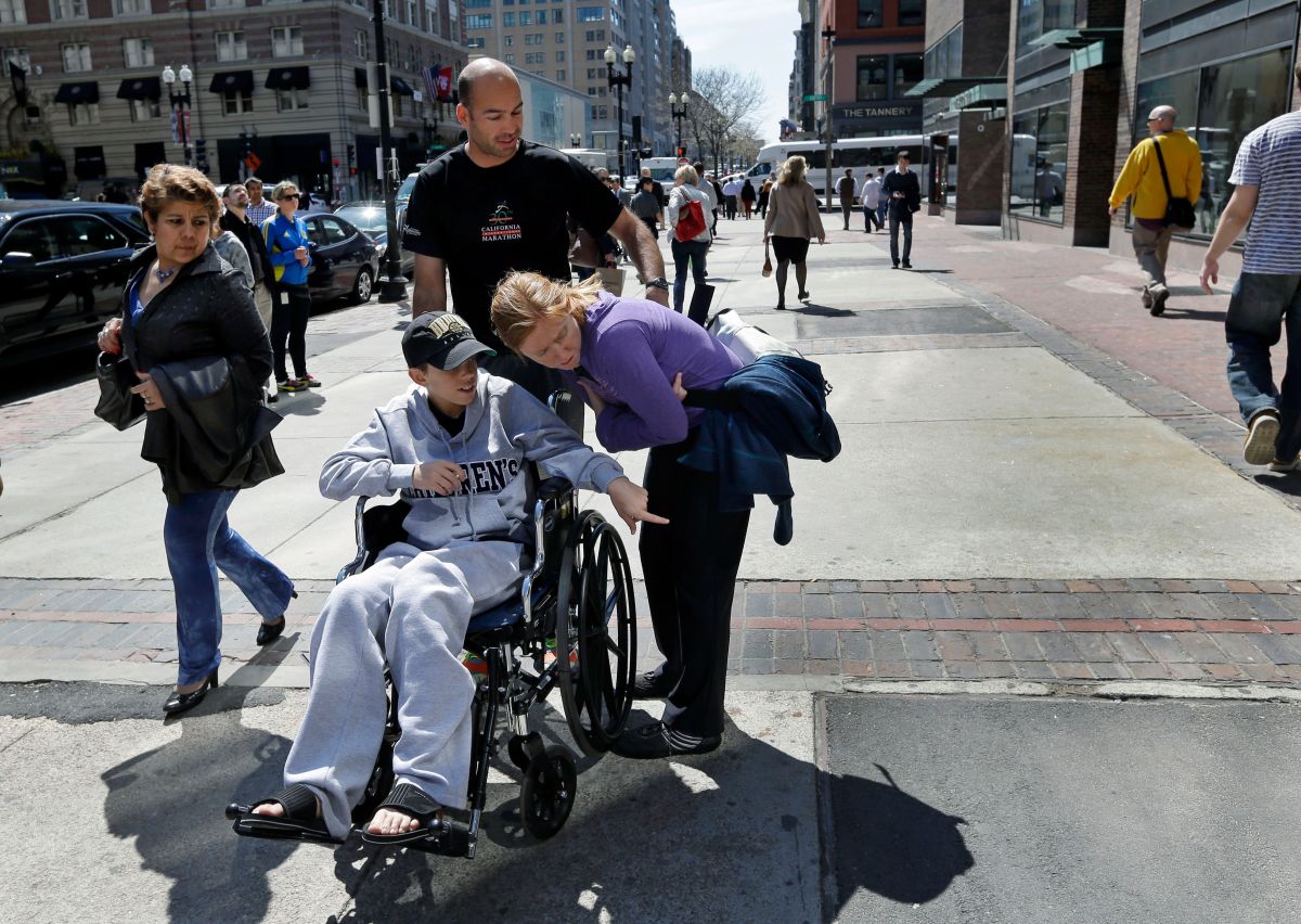 Más víctimas de atentados en Boston son dadas de alta La Opinión