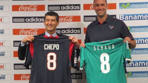 El 'Chepo' de la Torre, DT de México, con Matt Schaub, QB de los Houston Texans.