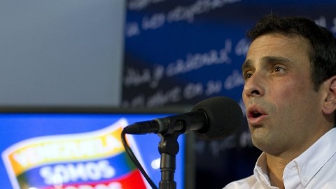 El líder opositor venezolano Henrique Capriles ofrece una declaración a periodistas en Caracas (Venezuela), en la que acusó al Gobierno de 'robarse' las elecciones presidenciales.