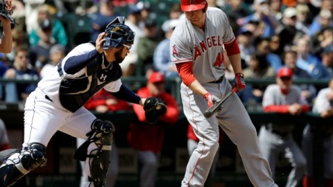 Kelly Shoppach (izq.), receptor de Seattle, se dispone a tocar a Mark Trumbo para completar su ponche, ayer,  en el segundo inning.