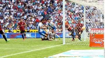 Jonathan Lacerda, del Puebla, ya empujó el balón al fondo de las redes para el  empate que permitirá al Puebla seguir en la Primera.