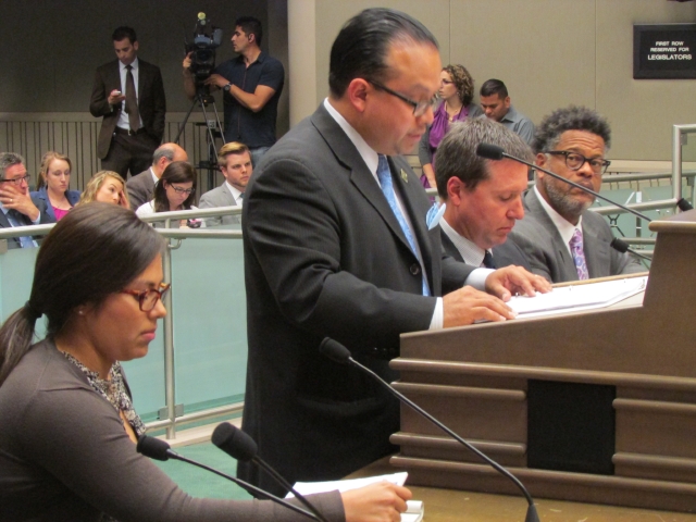 El asambleísta demócrata de Salinas, Luis Alejo, impulsa el proyecto de ley sobre las licencias de manejo.