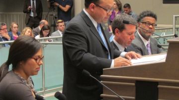 El asambleísta demócrata de Salinas, Luis Alejo, impulsa el proyecto de ley sobre las licencias de manejo.