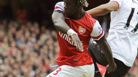 El portugués Nani (17),  del Manchester United,, se estrella contra el muro defensivo del Arsenal en el partido de ayer disputado en el Estadio Emiratos de Londres y que terminó con empate a un gol.