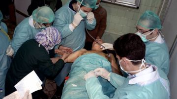 Una víctima  que presuntamente sufrió un  ataque con un arma química en Khan, aldea de al-Assal, según SANA, recibe tratamiento por los médicos en un hospital en Alepo, Siria.