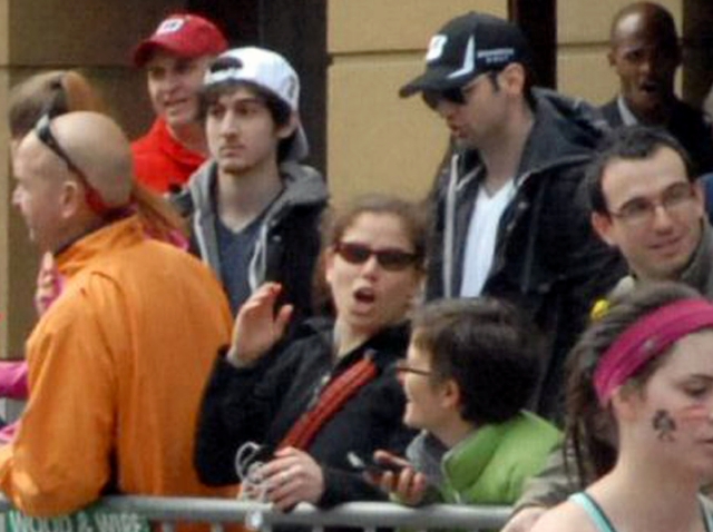 Los sospechosos del ataque en el Maratón de Boston,  Tamerlan  (gorra negra) y Dzhokhar  Tsarnaev (gorra blanca)