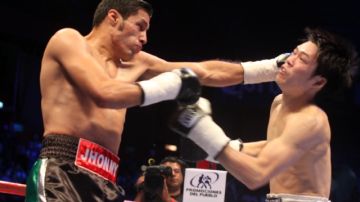 Jhonny González lastima con la zurda  el rostro del japonés Akihiko Katigiri en la pelea estelar de la Arena México.
