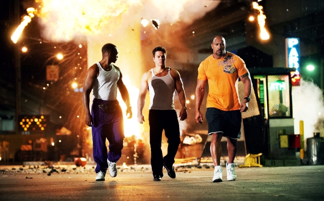 De izq. a der., Anthony Mackie, Mark Wahlberg y Dwayne Johnson, estrellas de 'Pain & Gain'.