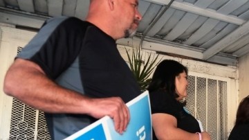 Los voluntarios Ignacio García (i), Patricia Alarcón y Gladys Muñoz promueven en un hogar la campaña del candidato a la Alcaldía de Los Ángeles,  Eric Garcetti, quien se enfrenta a Wendy Greuel.