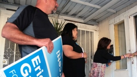 Los voluntarios Ignacio García (i), Patricia Alarcón y Gladys Muñoz promueven en un hogar la campaña del candidato a la Alcaldía de Los Ángeles,  Eric Garcetti, quien se enfrenta a Wendy Greuel.