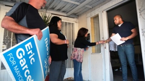 Los voluntarios Ignacio García (i), Patricia Alarcón y Gladys Muñoz promueven en un hogar la campaña del candidato a la Alcaldía de Los Ángeles, Eric Garcetti, quien se enfrenta a Wendy Greuel.