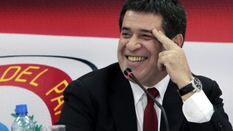 Horacio Cartes asegura tener "mucho más felicidad" entregar el dinero a personas necesitadas.