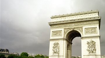Además de un punto turírstico, es un centro víal importante de la capital de Francia