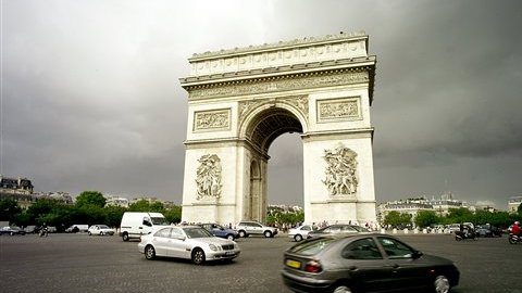 Además de un punto turírstico, es un centro víal importante de la capital de Francia