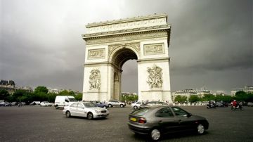 Además de un punto turírstico, es un centro víal importante de la capital de Francia