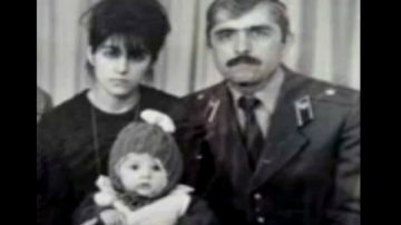 Zubeidat Tsarnaeva, en esta imagen junto a su exesposo y con su hijo Tamerlan en la falda.