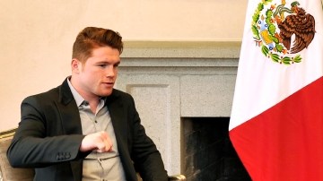 El presidente Enrique Peña Nieto y Saúl Álvarez dialogan en una de las oficinas en Los Pinos.