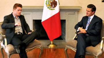 El presidente Enrique Peña Nieto y Saúl Álvarez dialogan en una de las oficinas en Los Pinos.