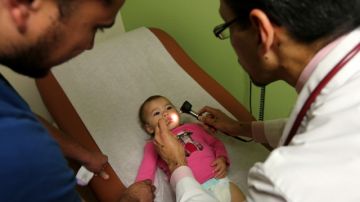 El doctor  Francisco Melero examina a una paciente en la clínica de  AltaMed, en el ELA.