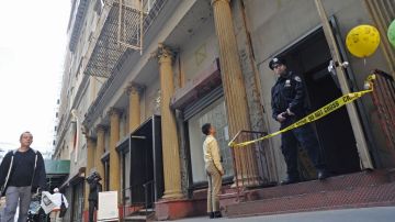 Las autoridades mantienen vigilancia en el edificio del bajo Manhattan donde la semana pasada fue hallada la pieza de un avión y ayer restos humanos.