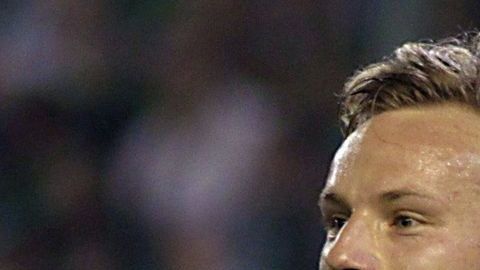Iván Rakitic podría ser baja ante el Espanyol de Barcelona.