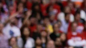 Zach Randolph pasa al angelino DeAndre Jordan durante el quinto juego de la seri entre Grizzlies y Clippers.