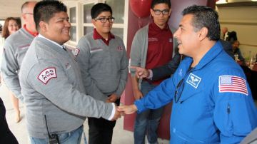 José Hernández (der.), astronauta de origen mexicano, compartió con estudiantes de preparatoria su historia de éxito y los exhortó a que perseveren en sus metas y a que nunca se den por vencidos.