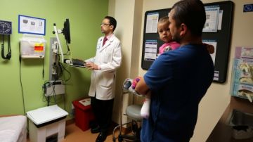 El doctor Francisco Melero atiende a  un paciente. Los latinos desconocen los beneficios que tendrán con la reforma de salud.