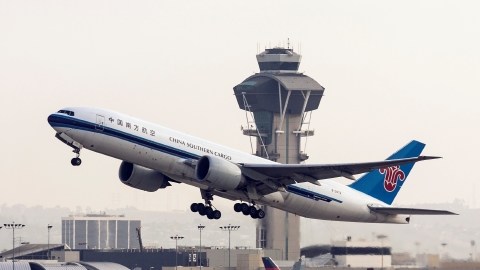 Al mover la pista 260 pies hacia el norte,  operadores del aeropuerto podrán construir una vía entre las dos pistas de aterrizaje.