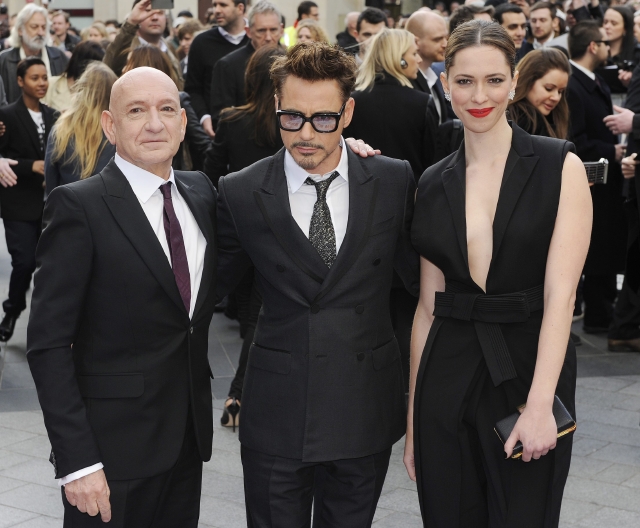Sir Ben Kingsley (izq.), junto a Robert Downey Jr. y Rebecca Hall, en el estreno de 'Iron Man 3' en Londres hace unos días.