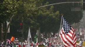 Miles de manifestantes salieron a las calles del centro de  Los Ángeles el 1 de mayo de 2006 a favor de una reforma de inmigración.