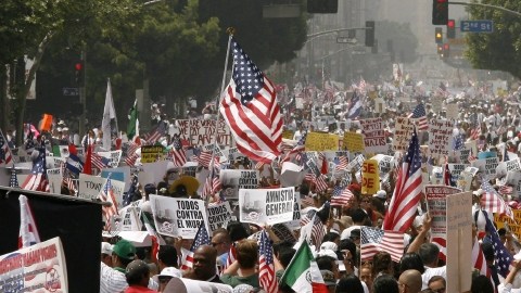 Miles de manifestantes salieron a las calles del centro de  Los Ángeles el 1 de mayo de 2006 a favor de una reforma de inmigración.