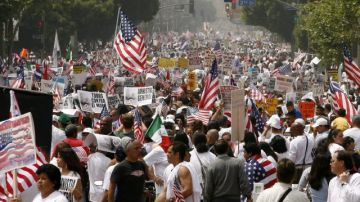 Miles de manifestantes salieron a las calles del centro de  Los Ángeles el 1 de mayo de 2006 a favor de una reforma de inmigración.