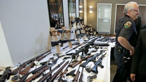Armas incautadas a personas que tenían legalmente prohibido poseerlas son mostradas en una conferencia de prensa en Sacramento, California.