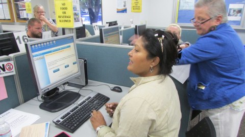 Jovita Singh, que será una de las afectadas con los recortes federales, en busca de alguna oferta de trabajo.