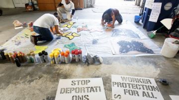 Voluntarios dan los últimos retoques al material que han preparado para la marcha del 1 de mayo. Las mariposas, dicen, representan a los inmigrantes que llegan a este país.