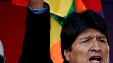 Morales también anunció hoy por decreto el primer aumento en once años para los empleados de las entidades gubernamentales.