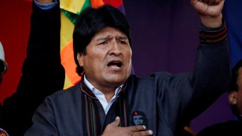 Morales también anunció hoy por decreto el primer aumento en once años para los empleados de las entidades gubernamentales.
