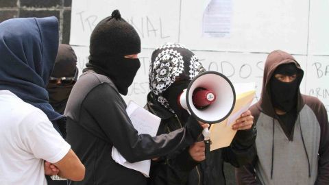 Los encapuchados retiraron su campamento.