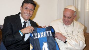'Il Capitano' ya quiere volver a las canchas con el Inter. Para ello acudió a buscar la bendición papal antes de su intervención quirúrgica.
