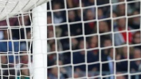 Thomas Meller cabecea para vencer al portero Víctor Valdés en el último clavo del ataúd de los blaugranas ayer en el Camp Nou.