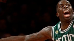 Brandon Bass (izq.) bloquea el tiro de un jugador de Kmicks.