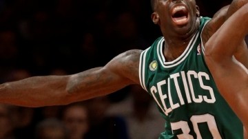 Brandon Bass (izq.) bloquea el tiro de un jugador de Kmicks.
