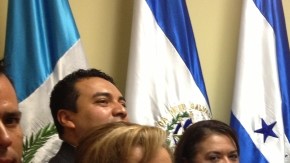 El Padre Alejandro Solalinde junto con respresentantes de su grupo y de  los gobiernos latinoamericanos en Los Angeles.