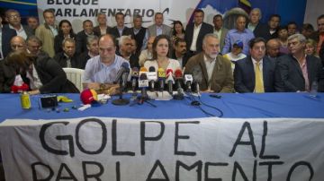La diputada opositora venezolana Maria Corina Machado (c), acompañada del diputado Julio Borges y otros líderes opositores, ofrece una rueda de prensa en relación con la gresca ocurrida en el Congreso.