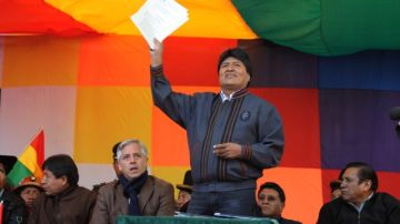 El presidente de Bolivia, Evo Morales (c), hablaba ayer,  durante un acto con motivo de la celebración del Primero de Mayo, en La Paz.