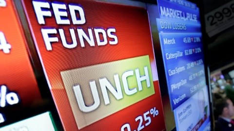 Una  pantalla del  New York Stock Exchange muestra la reacción de la bolsa de valores a la decisión de la Reserva Federal.