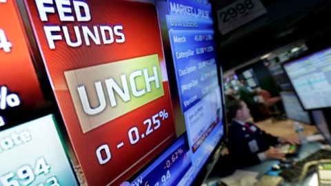 Una pantalla del New York Stock Exchange muestra la reacción de la bolsa de valores a la decisión de la Reserva Federal.